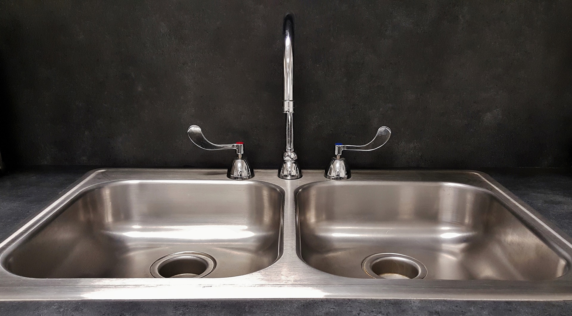 Wasserhahn Wasserablauf Wasserrohr Armaturen Badezimmer Klempner Reinigung Gastro Sanitaer